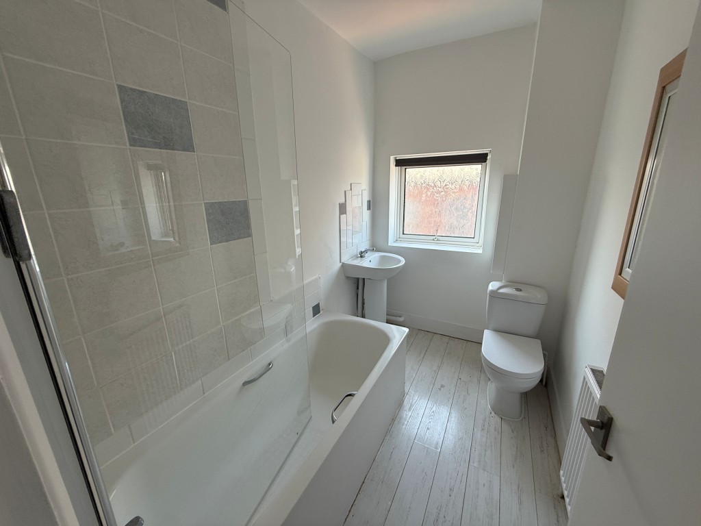 Lot: 114 - WELL-PRESENTED FLAT - Bathroom with W.C.